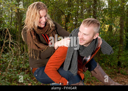 Jeune couple s'amuse Banque D'Images