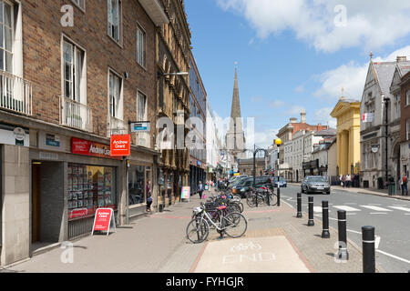 Des vélos en rack en fin de voie cyclable dans la rue commerçante, Hereford, Royaume-Uni Banque D'Images