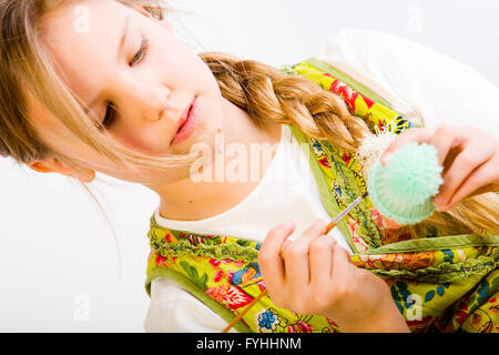 Jeune fille s'est concentré sur la peinture Banque D'Images