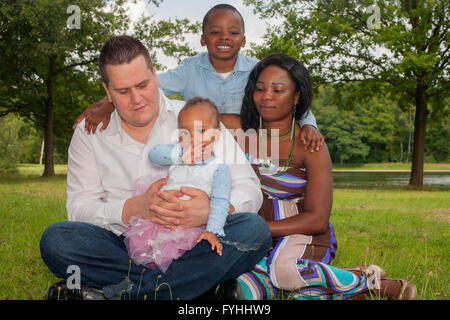 Heureux famille mixte Banque D'Images