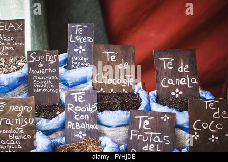 Phytothérapie, vendeur de rue, d'herbes médicinales, d'épices, de bien-être Banque D'Images