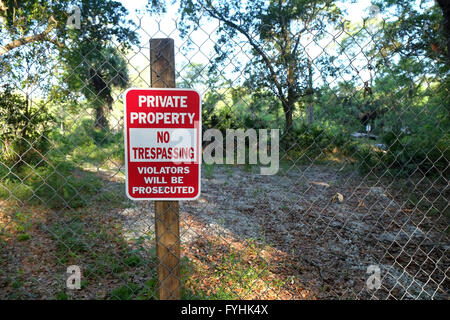 La propriété privée, entrée interdite, les contrevenants seront poursuivis signe sur un lot vide près de Davenport, Floride, Avril 2016 Banque D'Images