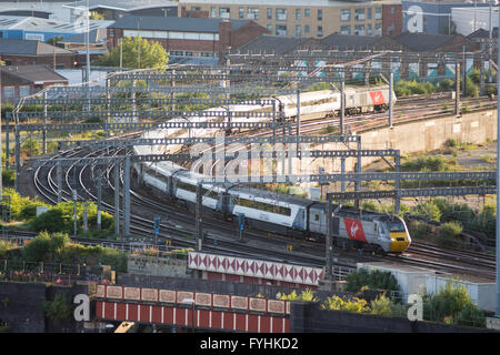 Une Vierge de la côte Est InterCity Train approchant à grande vitesse de la gare de Leeds, dans le Yorkshire. Banque D'Images