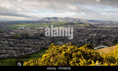 Le soleil brille sur les Pentland Hills au cours d'une éclipse partielle en mars 2015. Banque D'Images