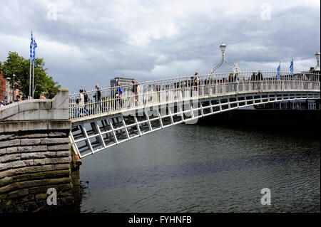 Ha'penny Bridge sur la rivière Liffey, Dublin, Irlande Banque D'Images