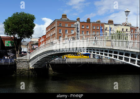 Ha'penny Bridge sur la rivière Liffey,Ormond Quay. plus bas, la spire de Dublin, Irlande Banque D'Images