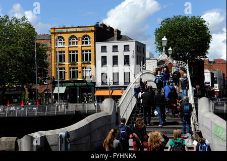 Ha'penny Bridge sur la rivière Liffey, l'Escalier book shop, Ormond Quay. abaisser, Dublin, Irlande Banque D'Images