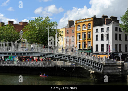 Ha'penny Bridge sur la rivière Liffey,Ormond Quay. abaisser, Dublin, Irlande Banque D'Images