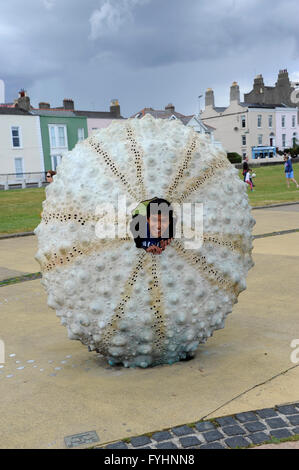 Mothership, oursin sculpture par Rachel Joynt 1999 à Dun Laoghaire, front de mer mer d'Irlande, Co Dublin, Irlande Banque D'Images