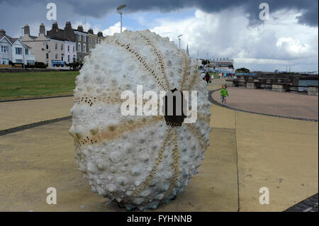 Mothership, oursin sculpture par Rachel Joynt 1999 à Dun Laoghaire, front de mer mer d'Irlande, Co Dublin, Irlande Banque D'Images