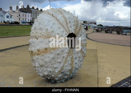 Mothership, oursin sculpture par Rachel Joynt 1999 à Dun Laoghaire, front de mer mer d'Irlande, Co Dublin, Irlande Banque D'Images