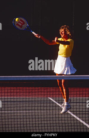 Tennis player frapper la balle avec une raquette Banque D'Images