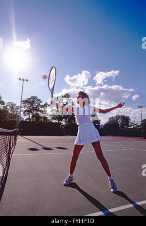 Tennis player frapper la balle avec une raquette Banque D'Images