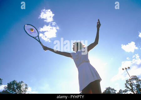 Tennis player frapper la balle avec une raquette Banque D'Images