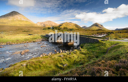 Old Stone arch bridge sur une rivière de montagne à Sligachan sur l'île de Skye dans les Highlands d'Ecosse. Banque D'Images