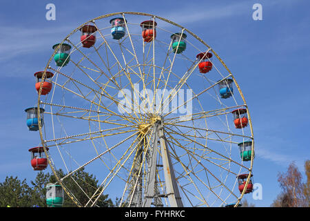 Atraktsion grande roue colorée contre le ciel bleu Banque D'Images