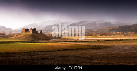 Une tempête de pluie dans Strathspey dans les montagnes de Cairngorm des Highlands écossais, caserne Ruthven se tiennent sur une colline. Banque D'Images