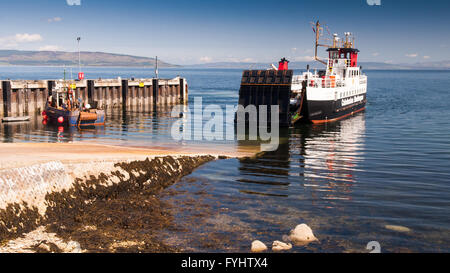 Un "CalMac Caledonian MacBrayne' Ferry à Lochranza sur l'île d'Arran. Banque D'Images