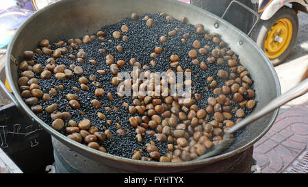 L'alimentation de rue traditionnels asiatiques cuits dans un wok Banque D'Images