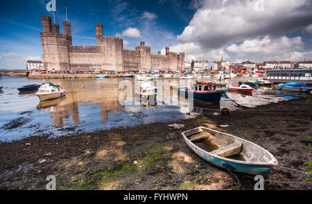 Le 13ème siècle château médiéval reflète dans la rivière à Caernarfon dans le Nord du Pays de Galles, maintenant un site du patrimoine mondial. Banque D'Images