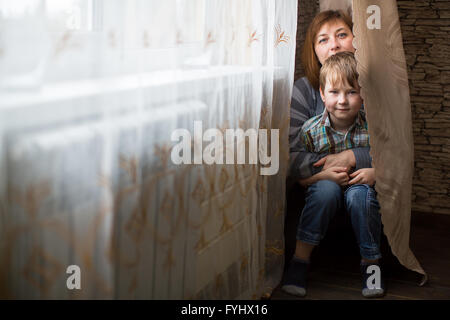 Mère avec un jeune fils dans la chambre. Banque D'Images