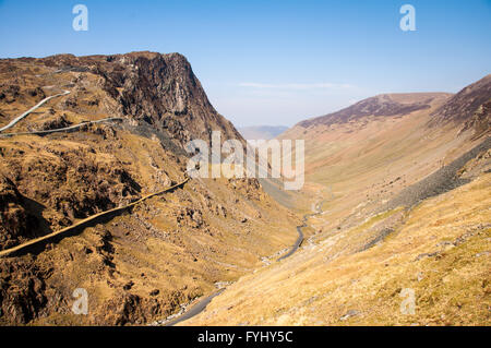 Le B5289 route passe par Honister Pass entre les hautes montagnes du nord du Lake District en Angleterre. Banque D'Images