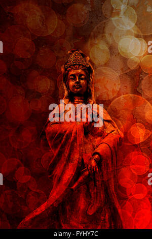 Kuan Yin Déesse de la Compassion Statue en bronze rouge debout sur la texture grunge background bokeh flou floue Banque D'Images