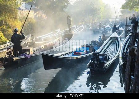 Lonboats sur canal, Nyaung Shwe, le lac Inle, Myanmar Banque D'Images