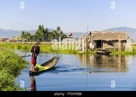 Garçon sur une pirogue dans un village sur le lac Inle Banque D'Images