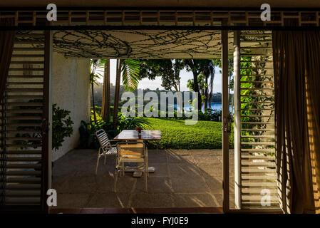 Vue mer à partir de l'intérieur d'une villa de vacances. La Jamaïque, Caraïbes. Banque D'Images