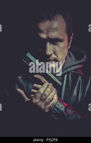 Ganster, homme dangereux avec une arme à feu, le tir Banque D'Images