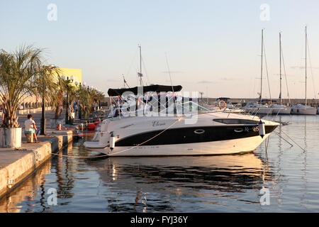 SVETI VLAS - 29 août : Yachtport Marina Dinevi, le 29 août 2014. Sveti Vlas est une ville et station balnéaire sur la côte de la Mer Noire Banque D'Images