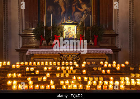 Et des bougies dans l'icône à la cathédrale de Salzbourg Autriche Banque D'Images