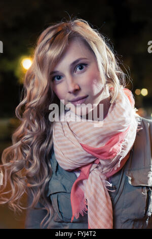 Portrait d'une jeune femme d'une femme dans la ville de nuit. Close-up, peu profonde DOF. Banque D'Images