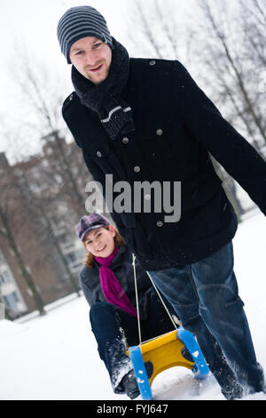 Couple en hiver en traîneau Banque D'Images