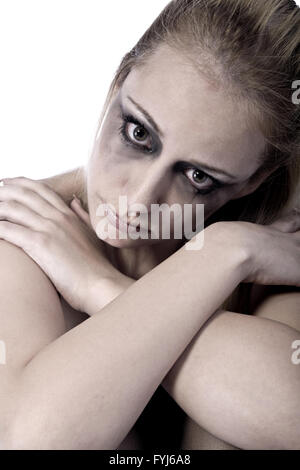 Studio portrait d'une jeune femme blonde mal Banque D'Images