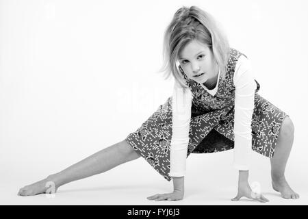 L'enfant blonde en noir et blanc Banque D'Images