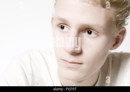 Portrait d'un jeune homme dans les pensées Banque D'Images