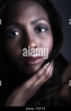 Modèle féminin sombre à de graves Banque D'Images
