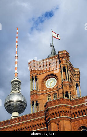 Rotes Rathaus - city hall et Fernseturm, Berlin Banque D'Images