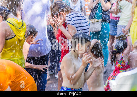 Les enfants jouent à Fountain Banque D'Images