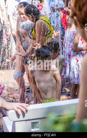 Les enfants jouent à Fountain Banque D'Images