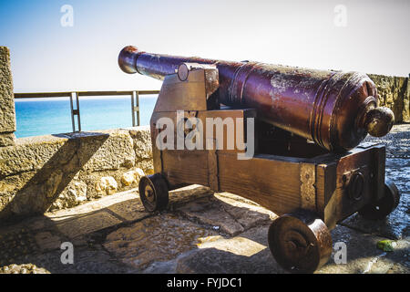 Canon espagnol de souligner pour la forteresse de la mer Banque D'Images