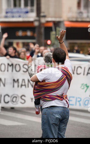 Badajoz, Espagne - 29 mars 2012 : un nouveau-né avec une écharpe porte-bébé et pour protester contre les mesures d'austérité à demos Banque D'Images