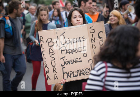 Badajoz, Espagne - 29 mars 2012 : jeune fille manifestant avec bannière en carton pour protester contre les mesures d'austérité Banque D'Images