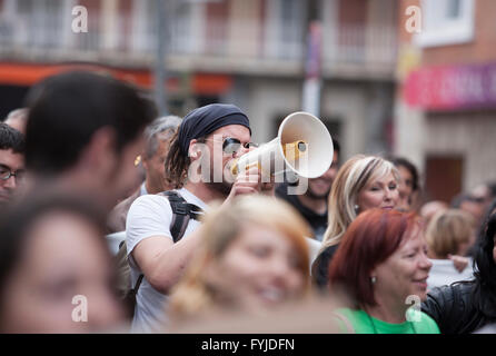 Badajoz, Espagne - 29 mars 2012 : demostrator avec mégaphone pour protester contre les mesures d'austérité, mars contre l'image du travail Banque D'Images