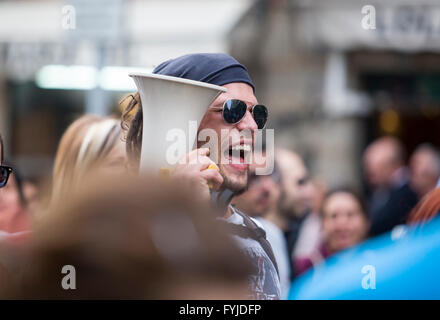 Badajoz, Espagne - 29 mars 2012 : les jeunes manifestant avec mégaphone pour protester contre les mesures d'austérité, contre le Mars Banque D'Images