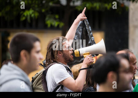 Badajoz, Espagne - 29 mars 2012 : demostrator avec mégaphone pour protester contre les mesures d'austérité, mars contre l'image du travail Banque D'Images