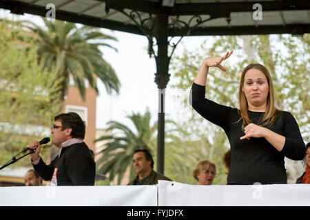 Badajoz, Espagne - 29 mars 2012 : la langue des signes femme gestes interprète au cours d'une réunion que les manifestations contre l'austérité Banque D'Images