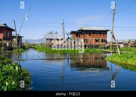 Des maisons sur pilotis au lac Inle, l'État de Shan, Myanmar Banque D'Images